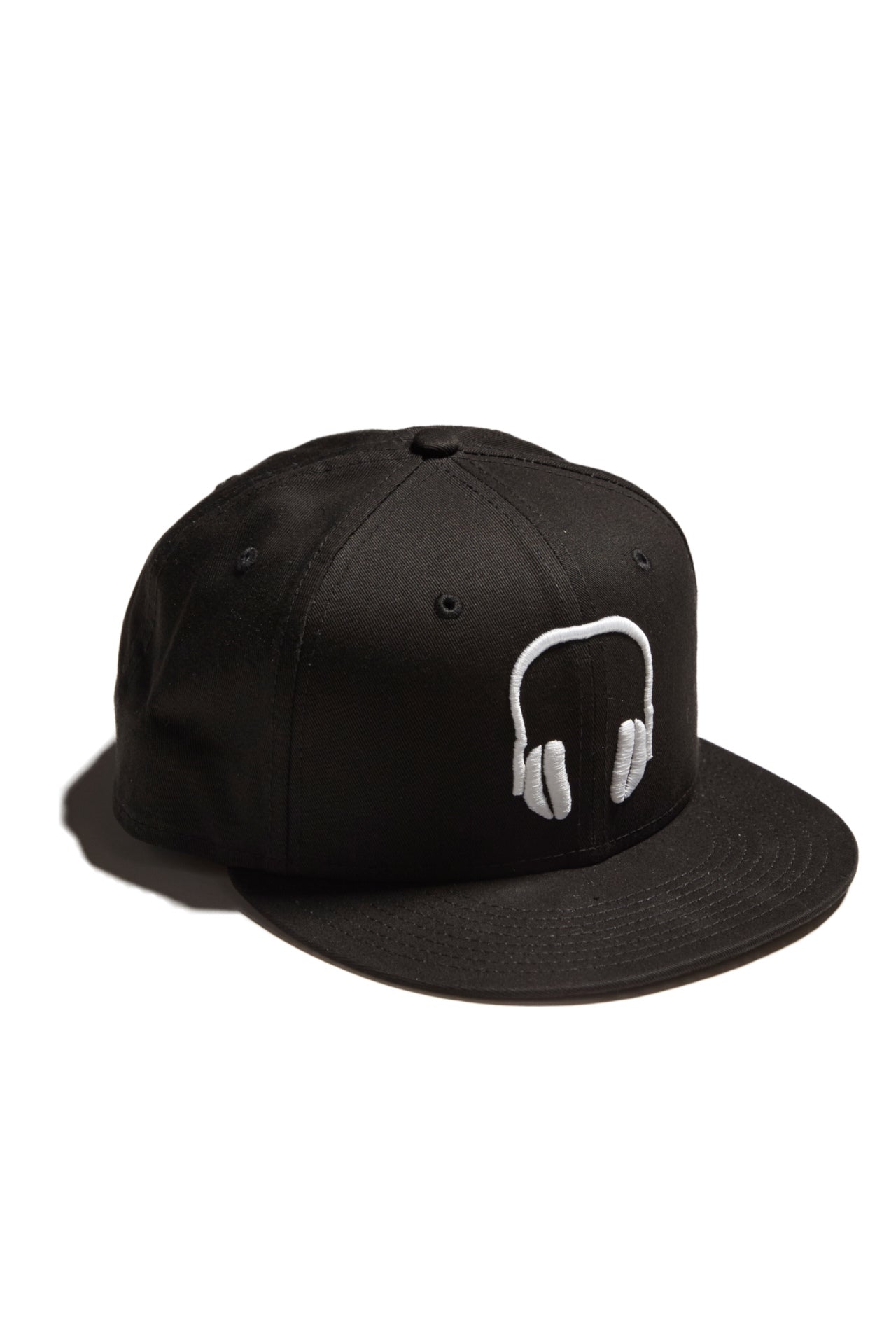 SOUNDOFF.HEADPHONES.SNAPBACK.WHITE.EMBROIDERY.ON.BLACK.
